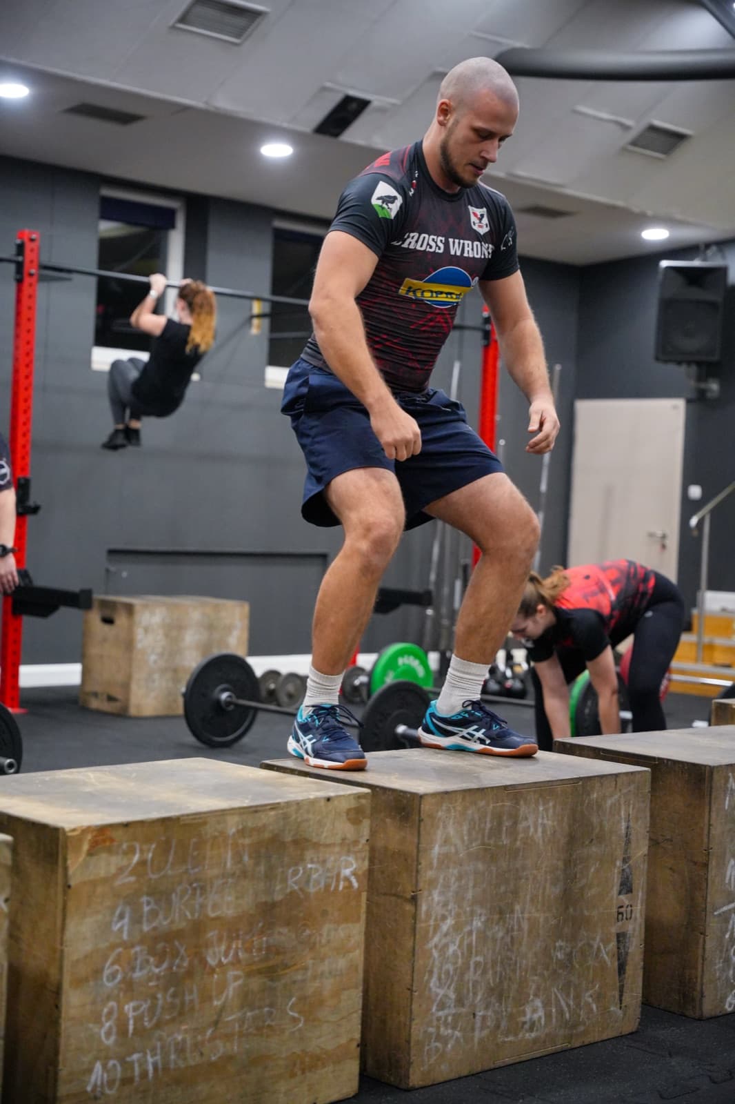 Paweł na treningu funkcjonalnym - wskoki na skrzynię (box jumps)